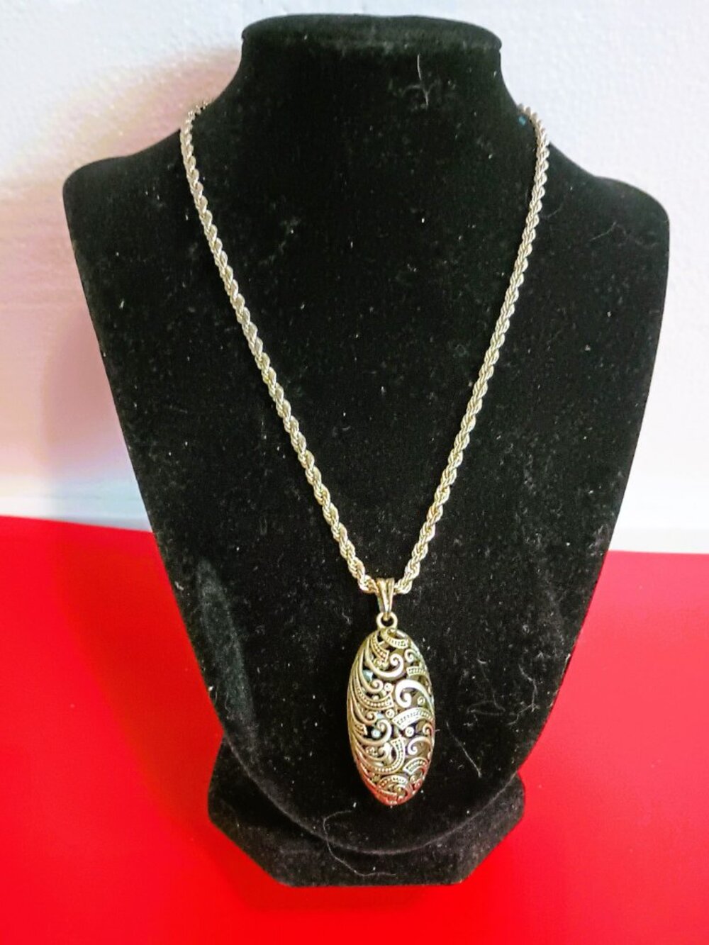 Vintage Openwork Cutout Swirl Necklace 18" Silver Tone Oval Pendant Rope Chain